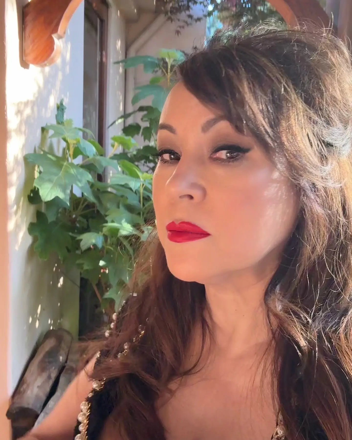 Jennifer Tilly’s Radiant Morning Greeting Actress Jennifer Tilly starts her day with a radiant smile, sharing warmth and pure joy.!!