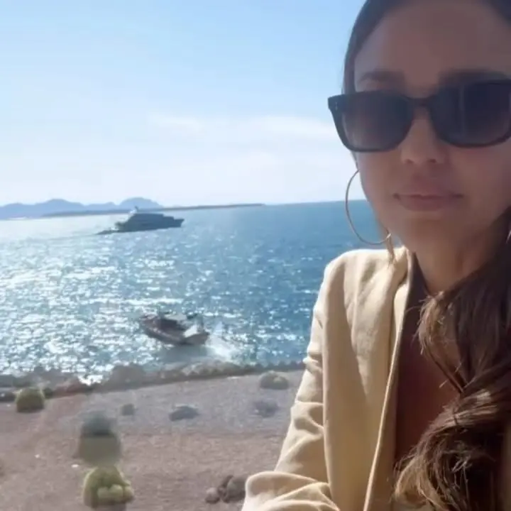 Jessica Alba Radiates Summer Vibes