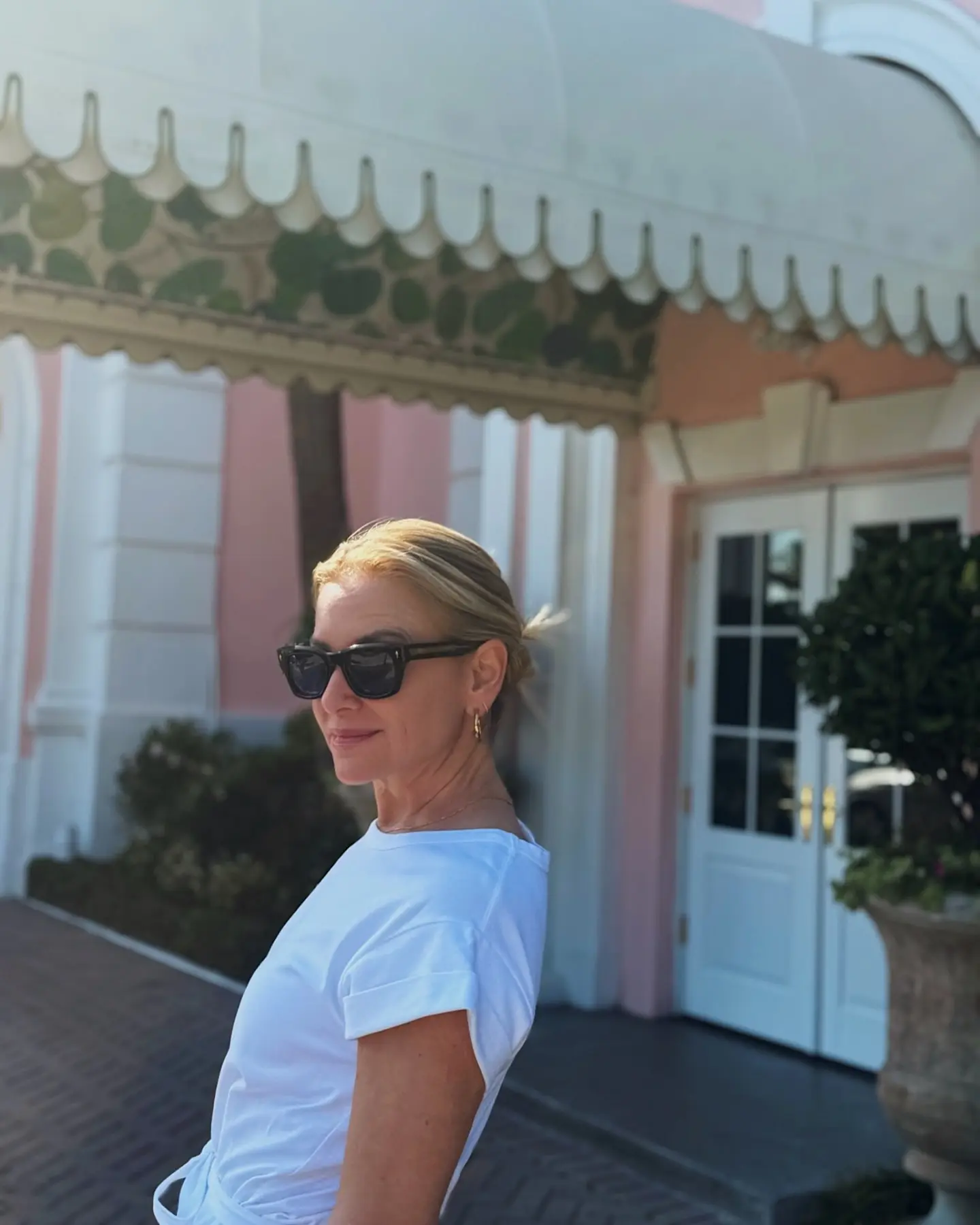 Jessica Capshaw Exudes Charm In Latest Instagram Post Celebrity Jessica Capshaw charms her fans with a playful 'Colony girl' vibe on Instagram!!