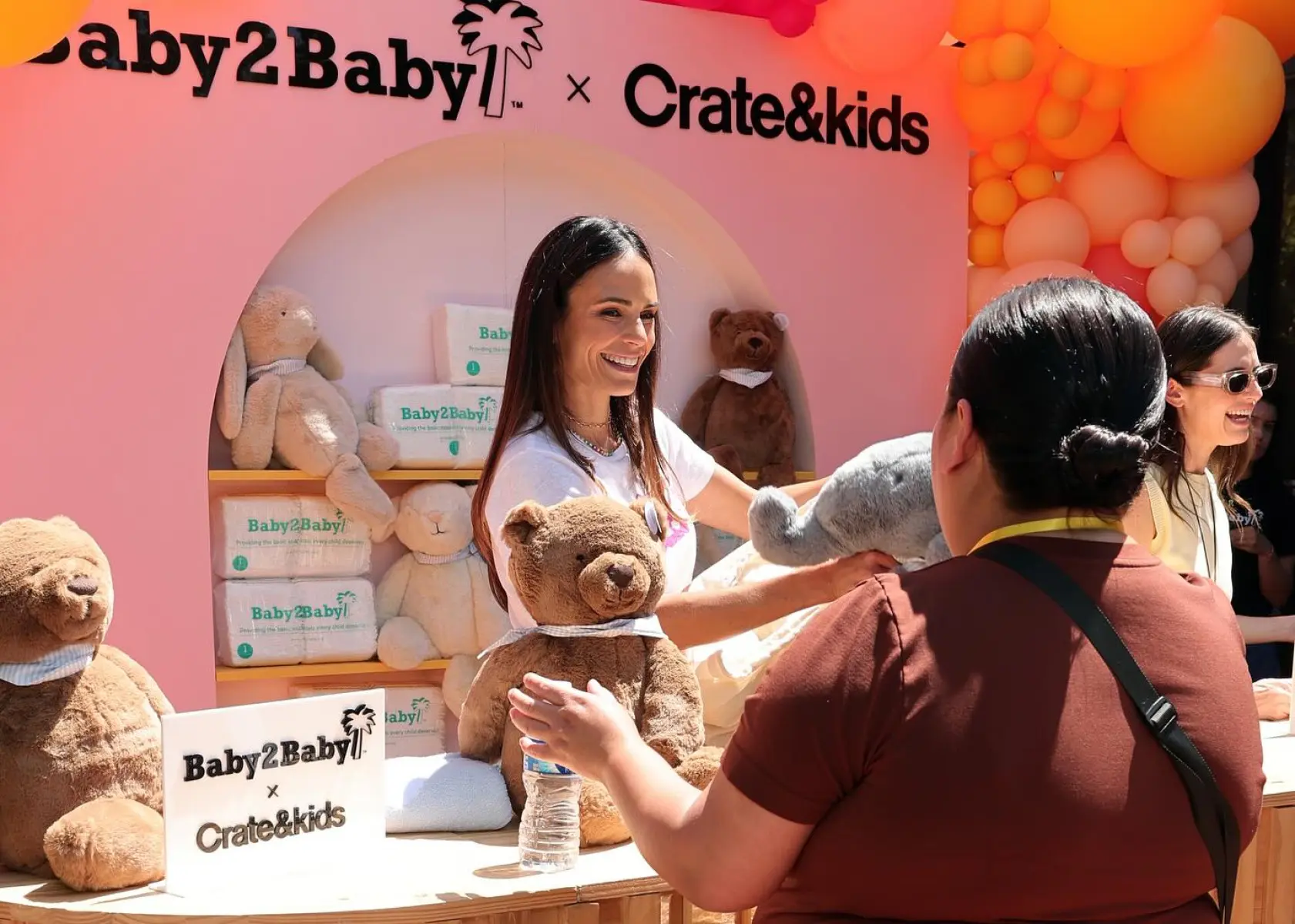 Jordana Brewster Joins Heartfelt Mother’s Day Celebration Jordana Brewster delivers hope as she distributes essentials for LA-affected moms & kids.!