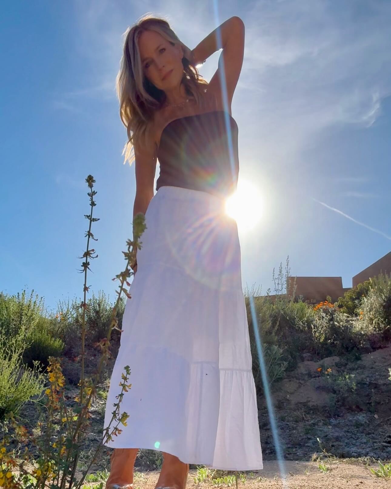 Julie Benz Recharges On A Weekend Getaway Fresh after a weekend break, Julie Benz shows a bold, renewed Monday energy. Simply amaze!