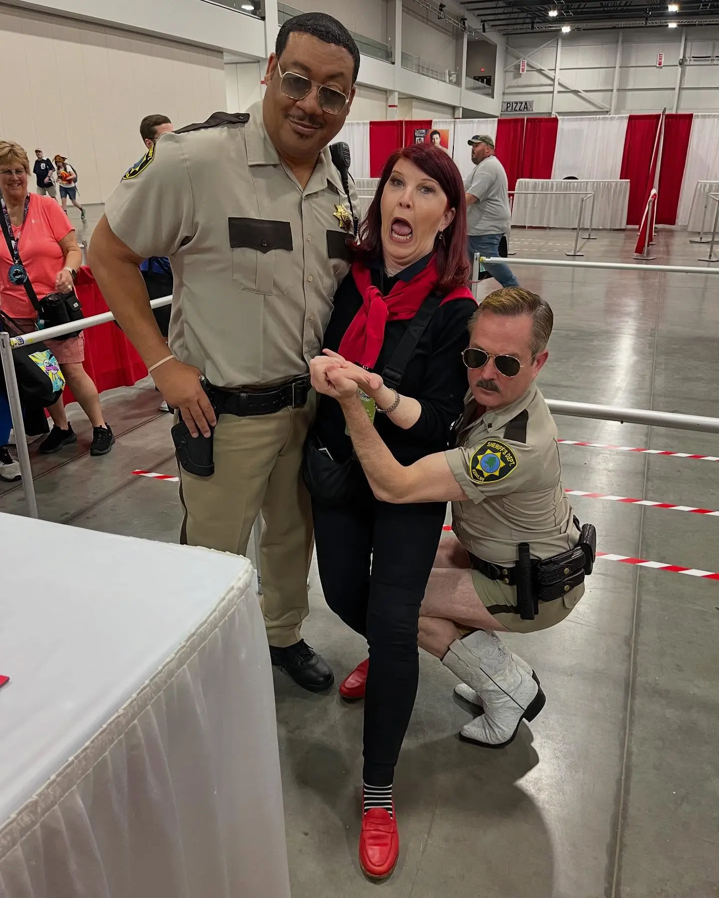 Kate Flannery’s Detroit Comic-Con Antics Kate Flannery lights up Detroit Mot City Comic-Con with her wit and sharp humor. Pure fun!!
