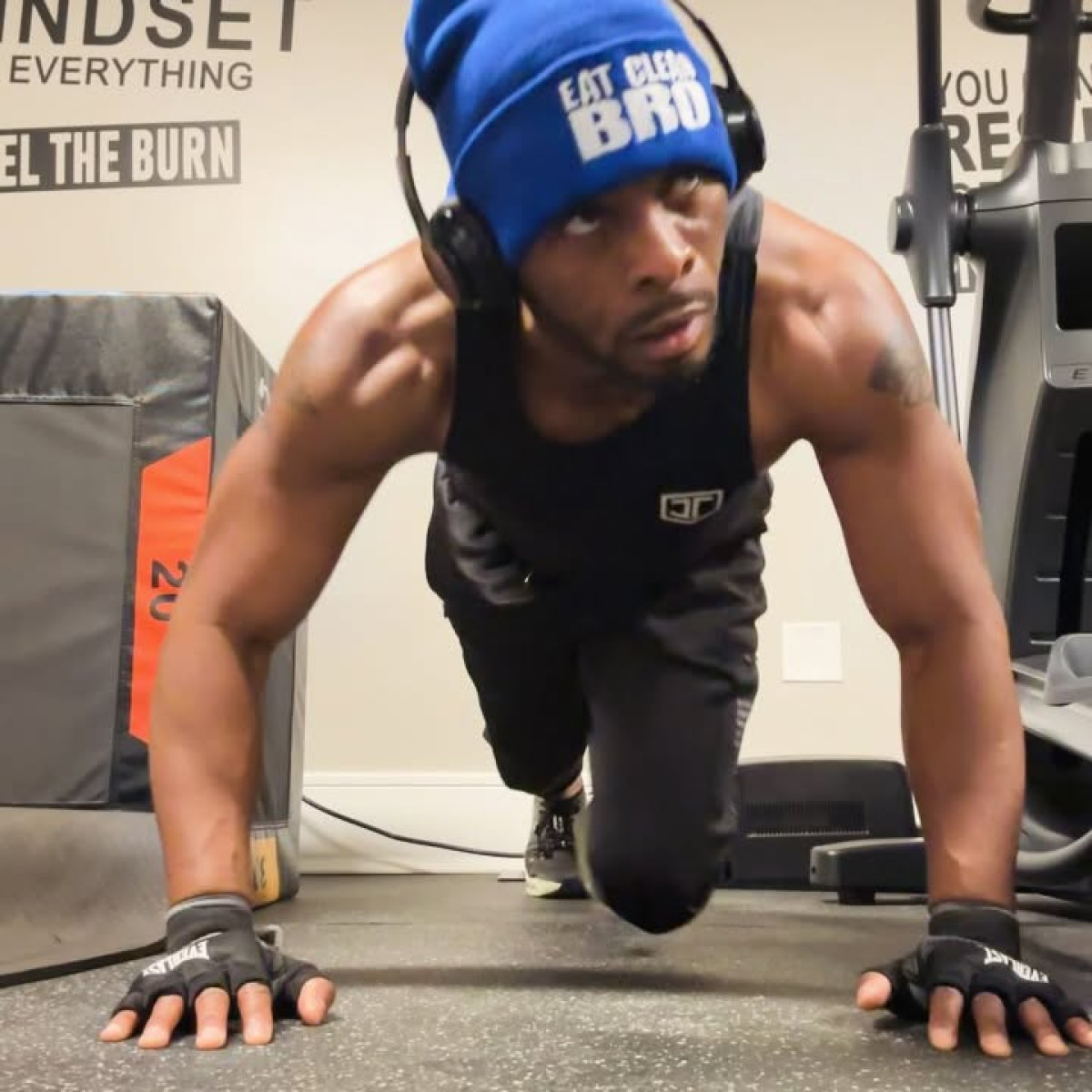 Actor and comedian Kel Mitchell pulses on weekend gym sets while working hard on set daily.