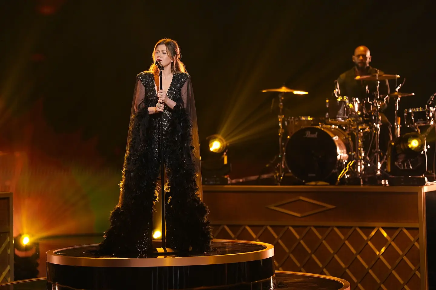 Kelly Clarkson Credits Glam Squad for Sparkling Performance