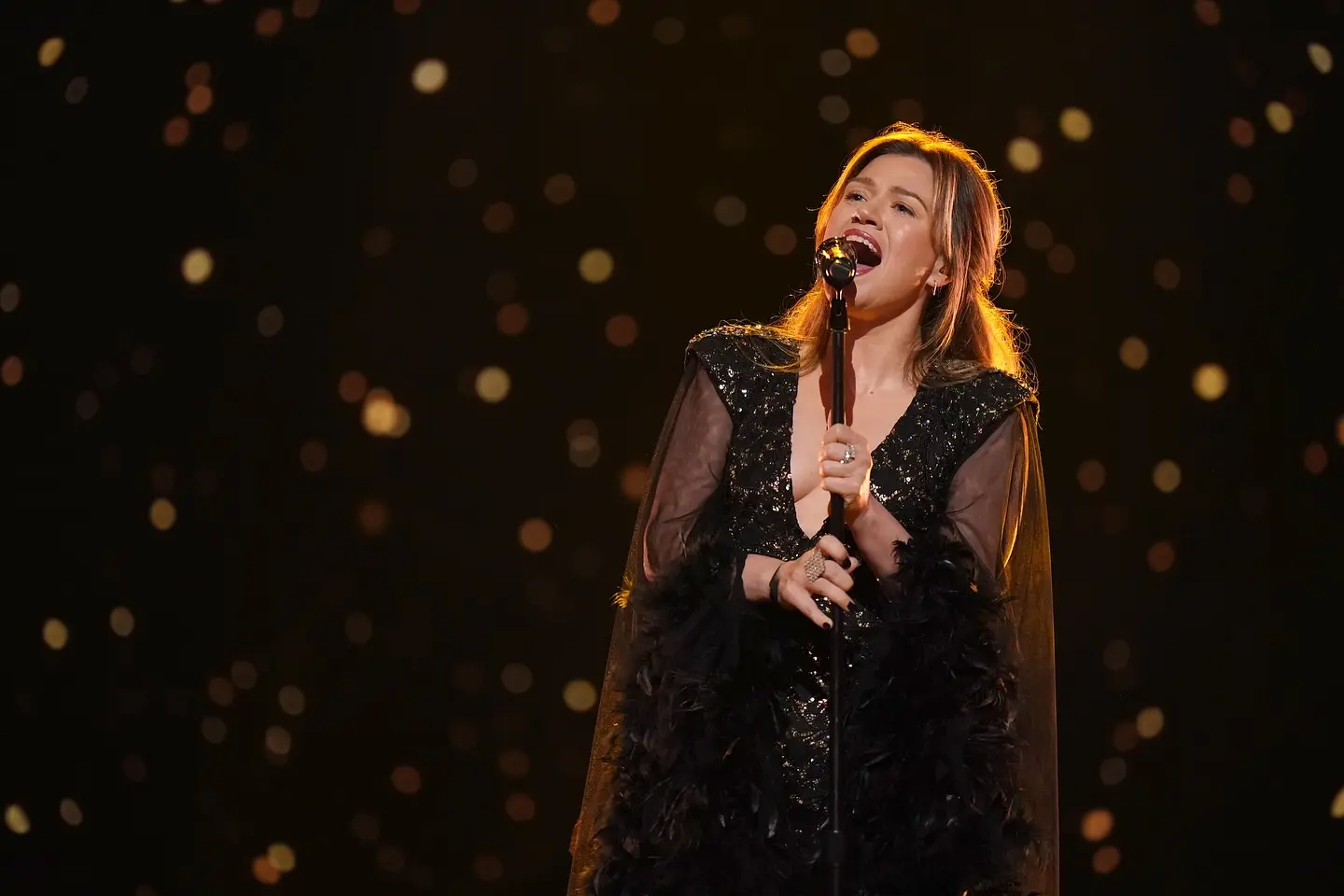 Kelly Clarkson Credits Glam Squad for Sparkling Performance