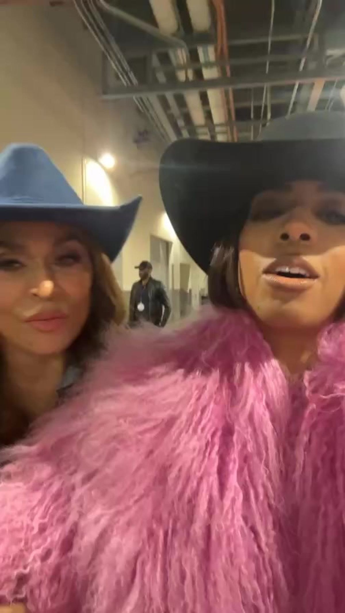 Kelly Rowland ignites fans with a live broadcast that sparks excitement and quick chats.