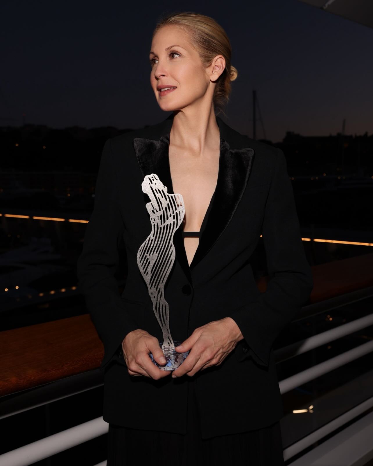 Kelly Rutherford Earns Fashion Icon Award At Monte Carlo Acclaimed actress celebrates at a stylish Monte Carlo event, joined by family & peers +VIP