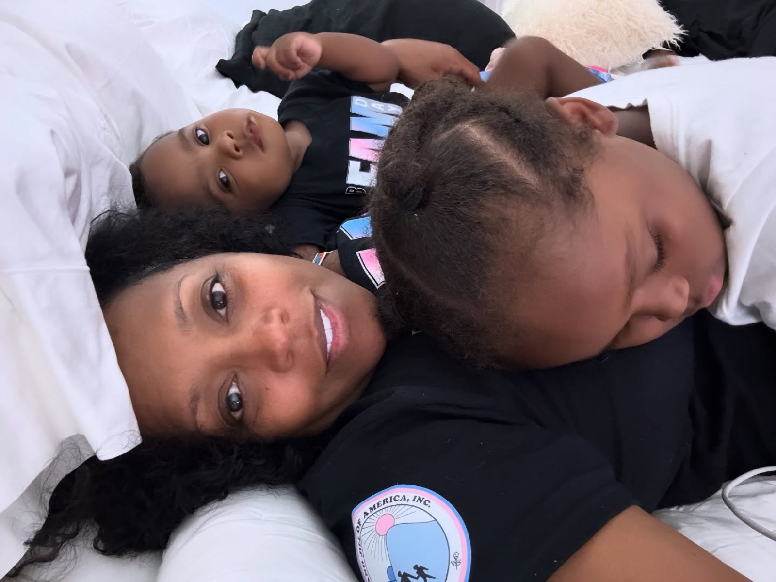 Beloved TV star shares tender family moment with her children, capturing pure joy and love!