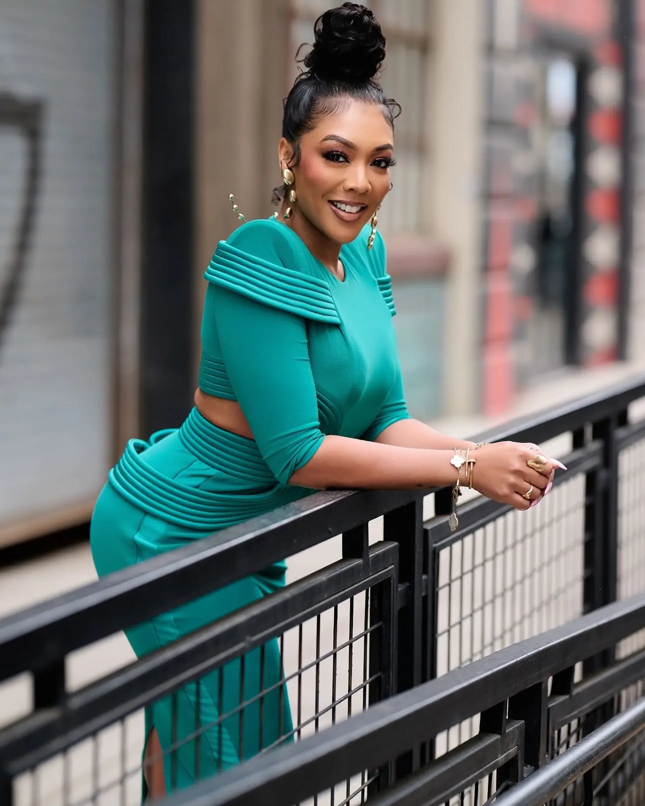 Khadeen Indréa Debuts ‘KHA-GREEN’ Teaser for Divorced Sistas Khadeen Indréa Ellis teases BET+ debut as Geneva Washington with a vibrant green countdown