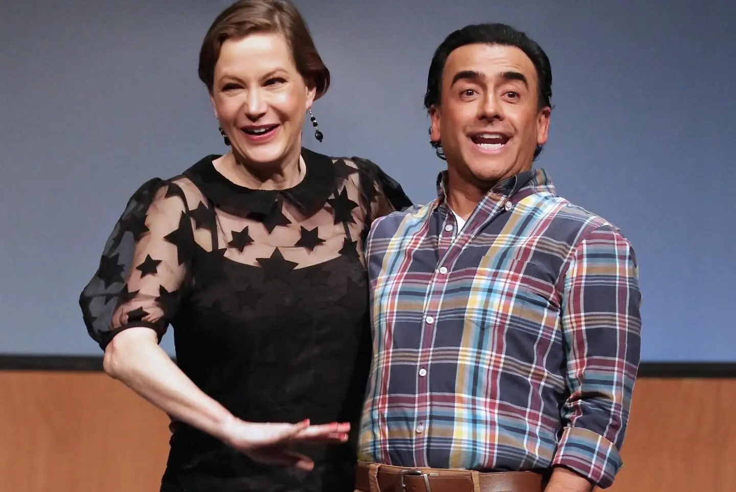 Laura Ferretti Reunites with 'Dos Más Dos' Cast