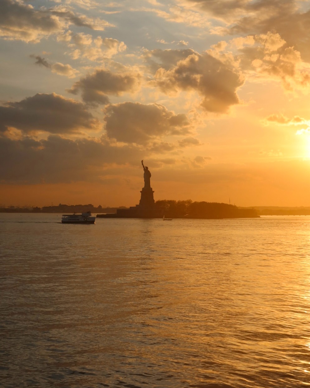 Laura Margesin Captures Golden Hour at Statue of Liberty