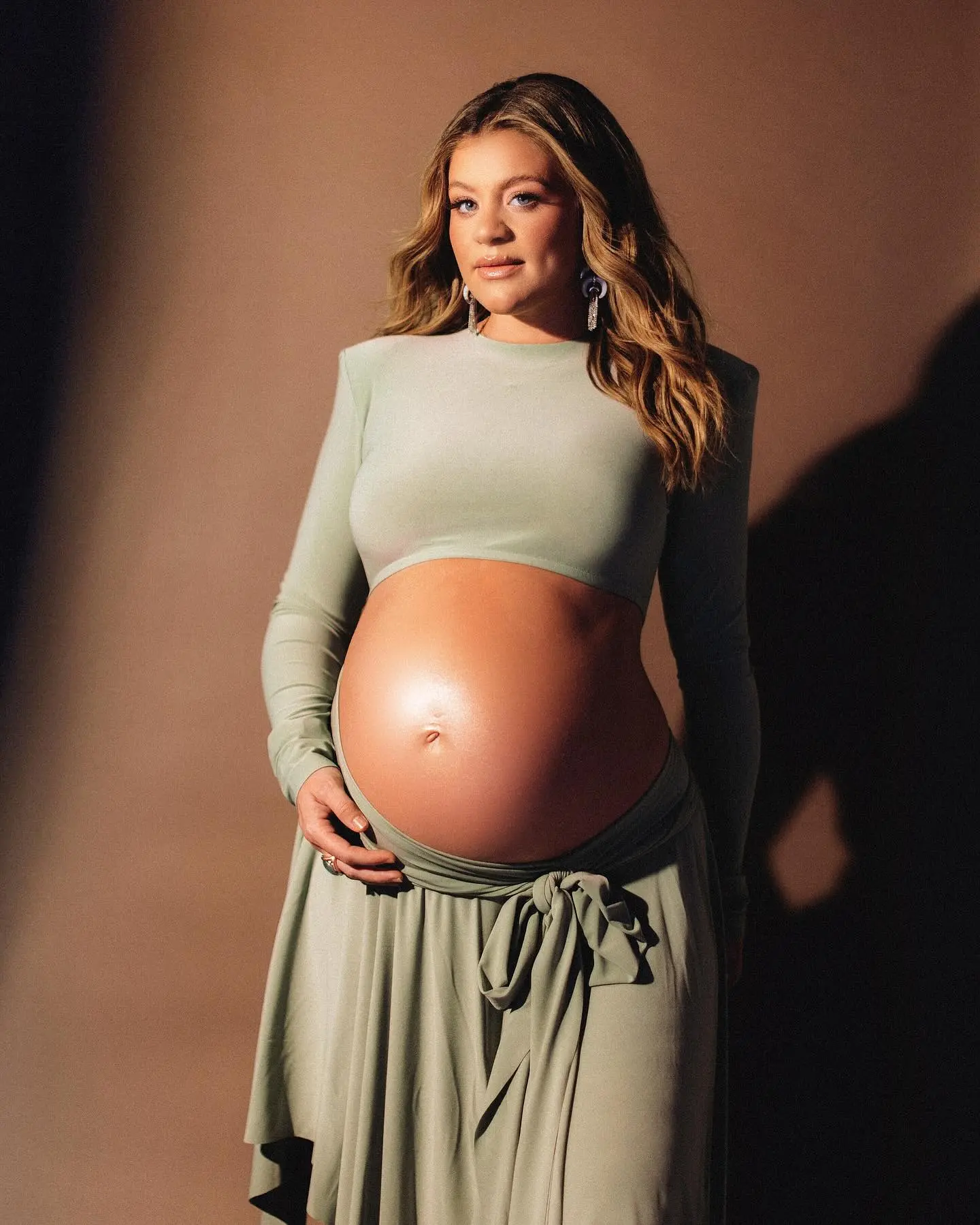 Country star Lauren Alaina glows in her final pregnancy months, capturing bright journey!