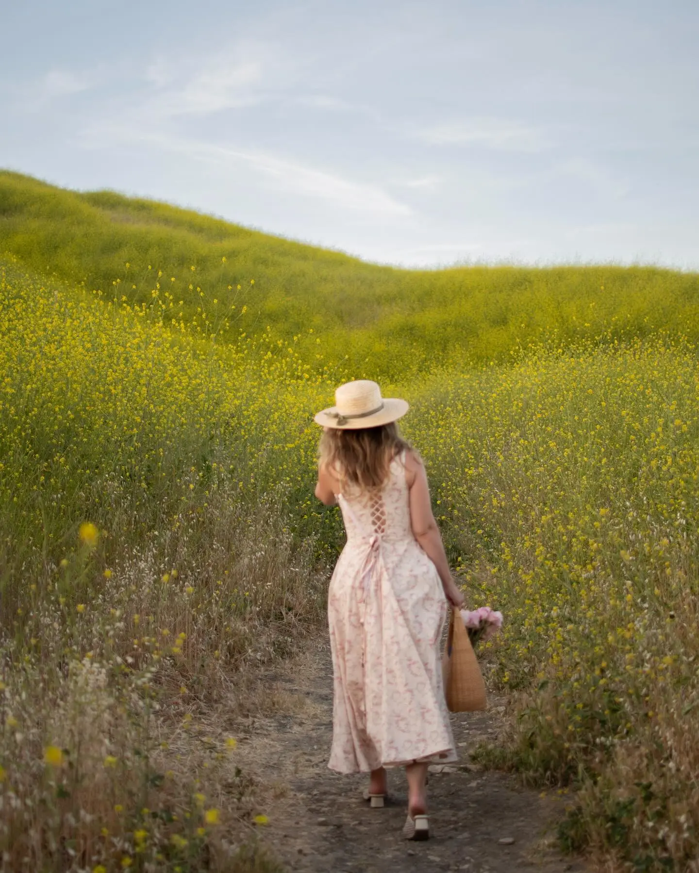 Vibrant hues ignite as Leah L Knauer shines in an all-yellow photoshoot. A bold vision!!!