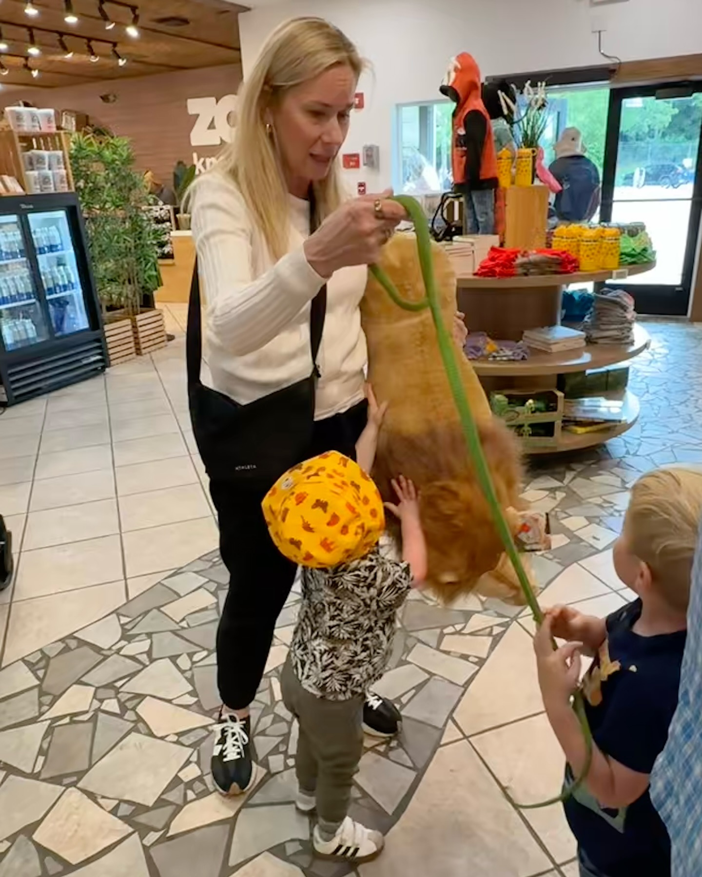 Comedian Leanne Morgan throws a quirky party with pizza, cookie cake and wild zoo gifts!!!