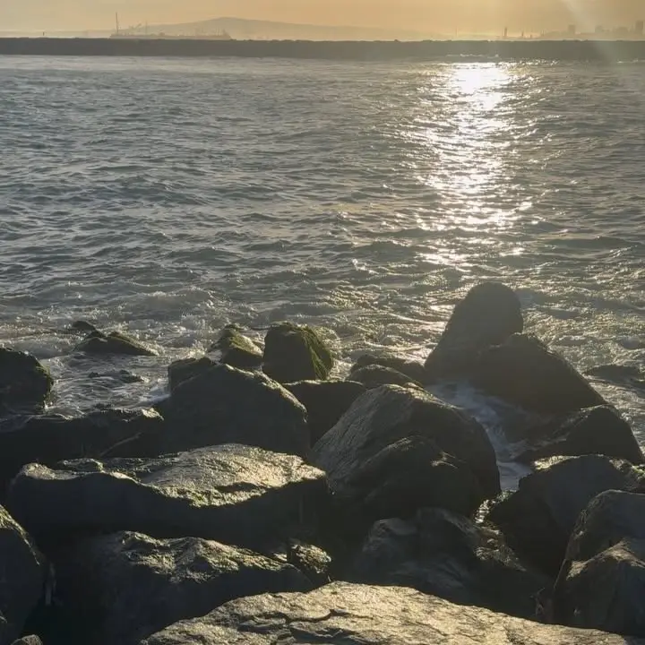 Leela James Embraces Sunday Sunset Reflections