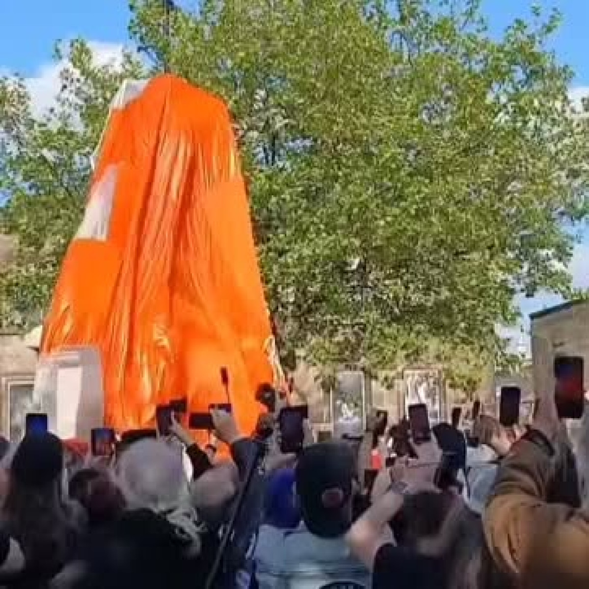 Fans electrified as rock legend’s statue is unveiled amid a historic tribute in Burslem!!!