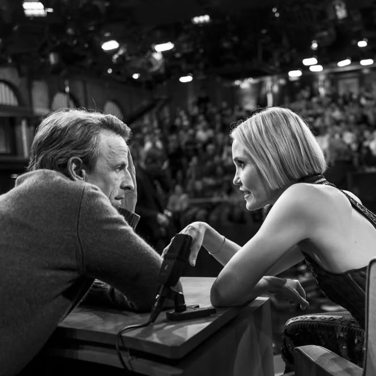 Leslie Bibb Enjoys Rainy NYC Chat With Seth Meyers Leslie Bibb savors a rain-kissed NYC afternoon, sharing fond memories with Seth Meyers!!!!