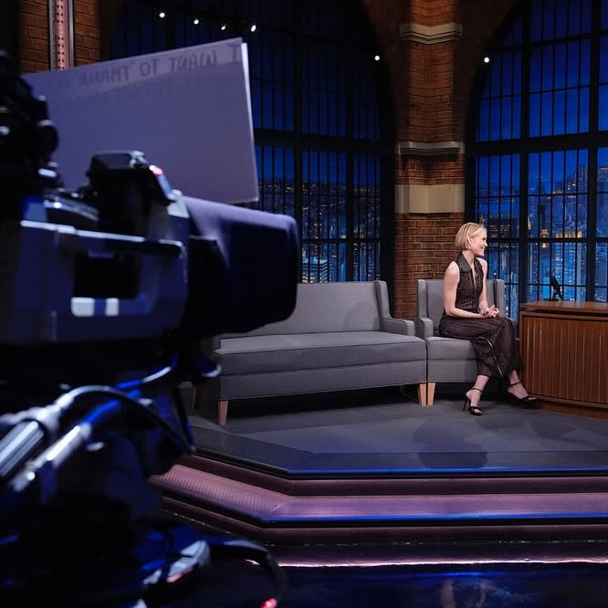 Leslie Bibb Enjoys Rainy NYC Chat With Seth Meyers