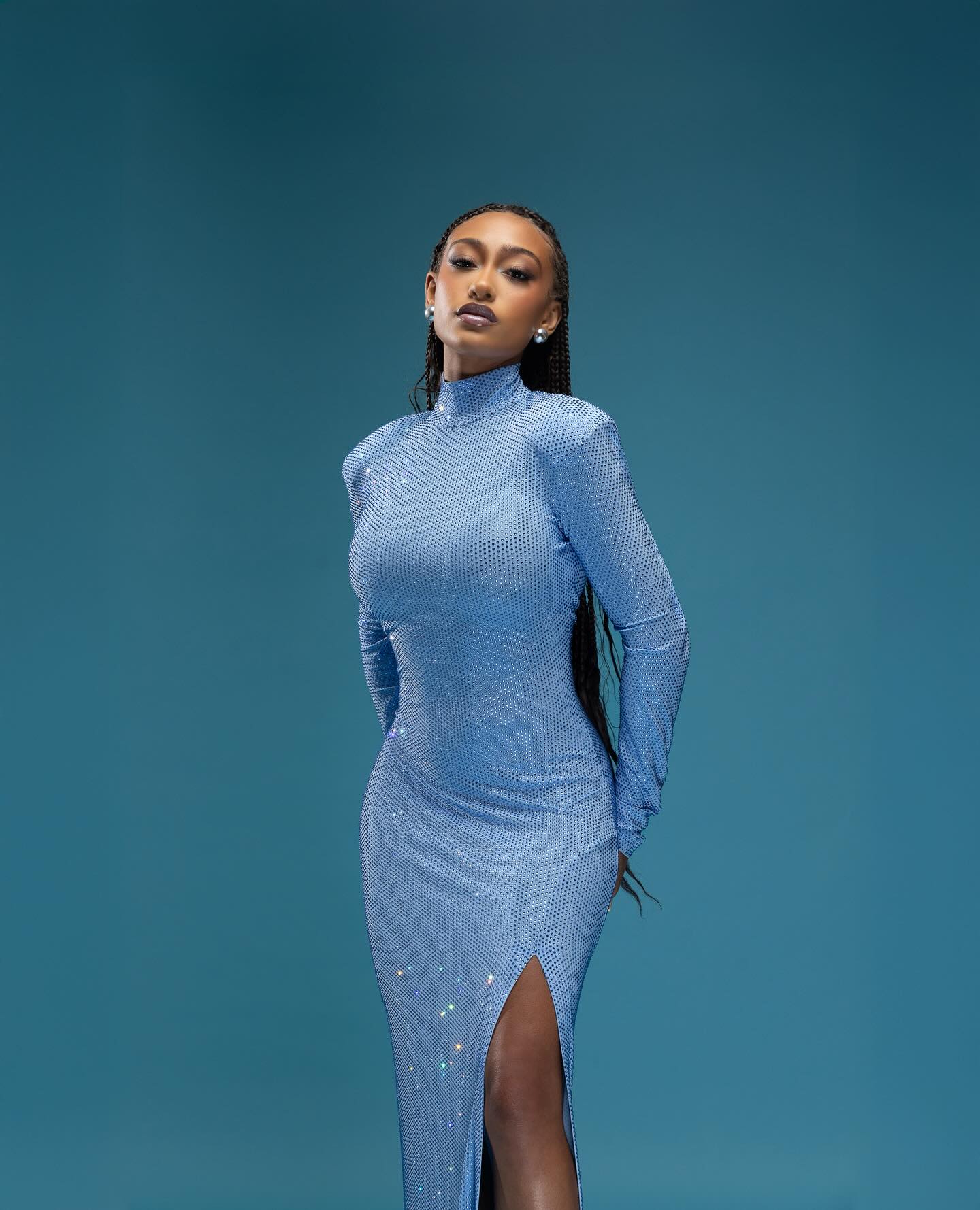 Lexi Underwood Stuns With Burning Blue Look Lexi Underwood rocks a striking new “Burning Blue” style with expert team and bold flair.!!