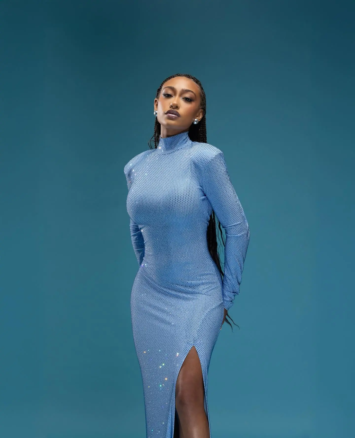 Lexi Underwood rocks a striking new “Burning Blue” style with expert team and bold flair.