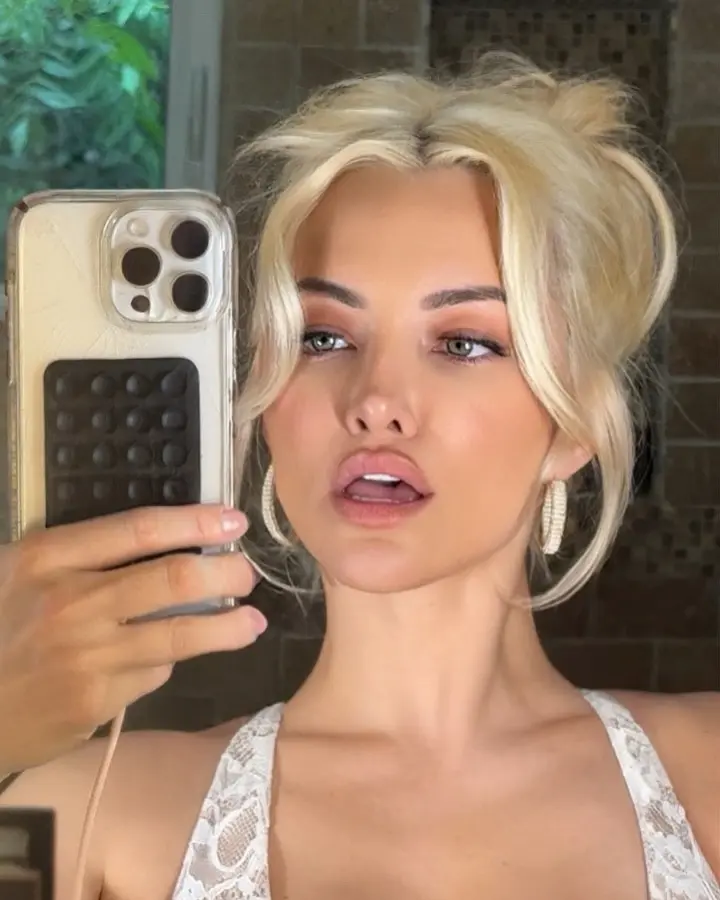 Lindsey Pelas Greets Fans With 'Hello Lovely'