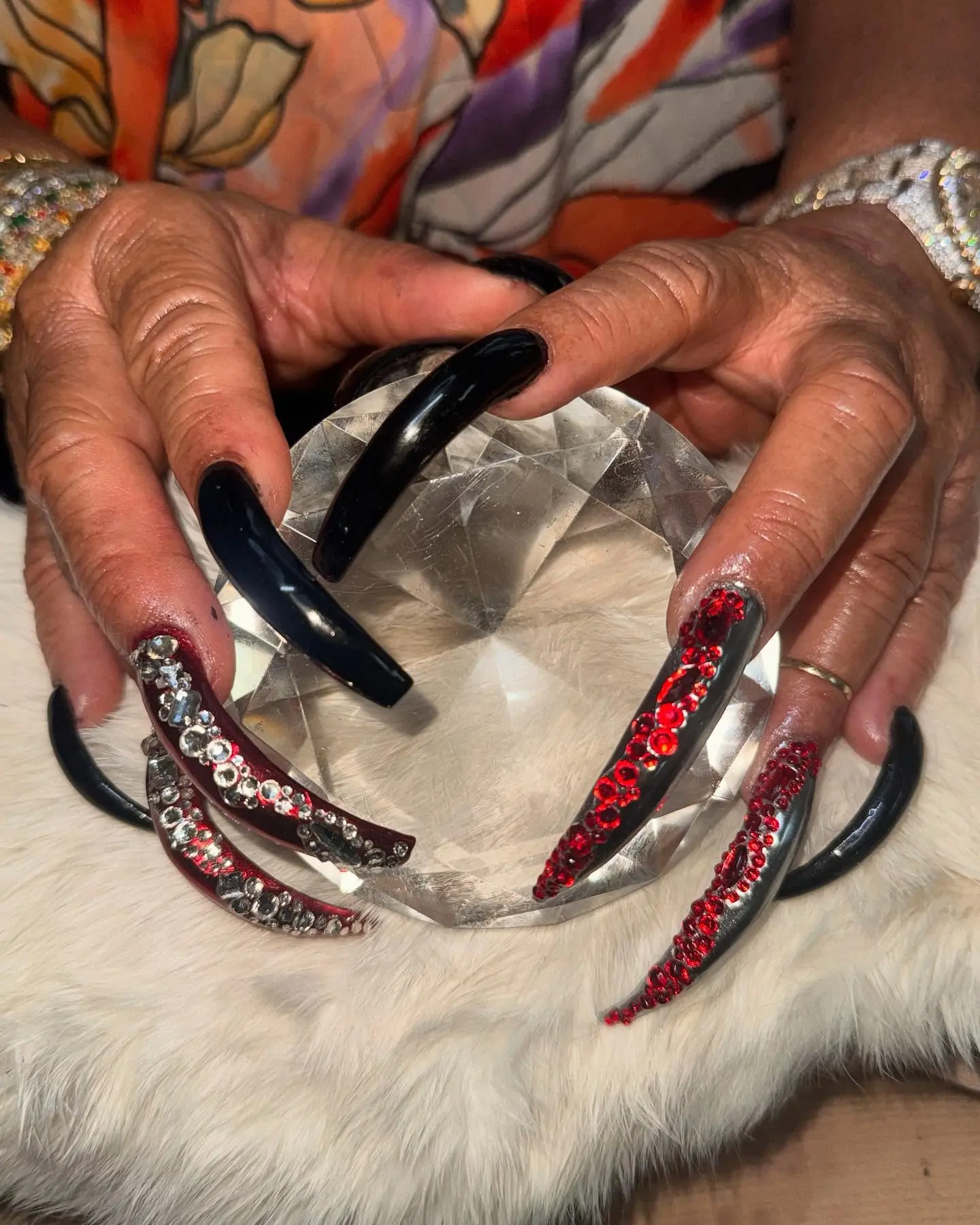 Luenell Brings Bold Nails and Scent to Cincinnati Funny Bone Vegas manicure by Joytotheworld and a spritz of icon perfume By Arzo headline her wknd. Fri