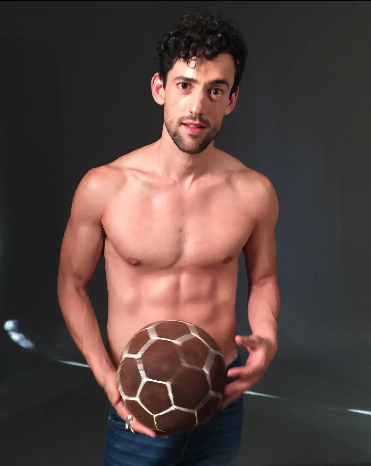 Luis Gerardo Méndez Celebrates Quién’s 25th With Nostalgic Six-Pack Recalling his six-pack era while marking 25 catalyst years of change and growth in style!!