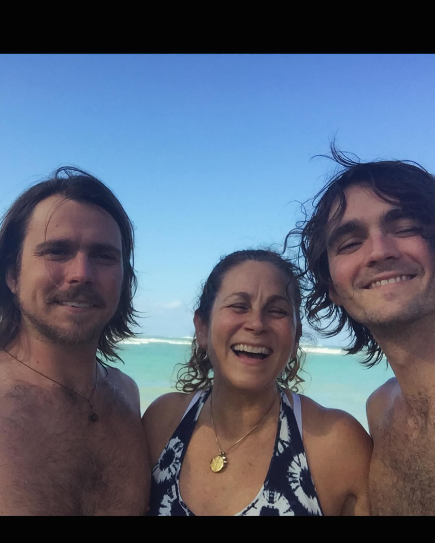 Cherished beach memories shine as Lukas Nelson honors his mom with a heartfelt tribute!!!!