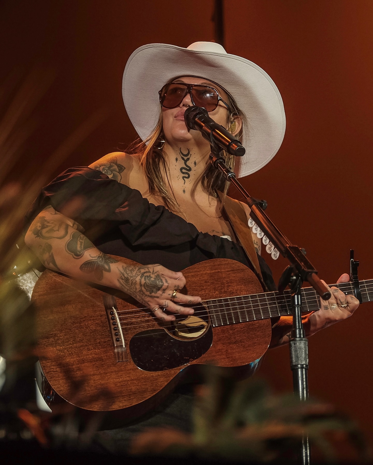Mama’s Back On The Road Elle King announces her thrilling tour with Eric Church, igniting fans with upcoming dates.