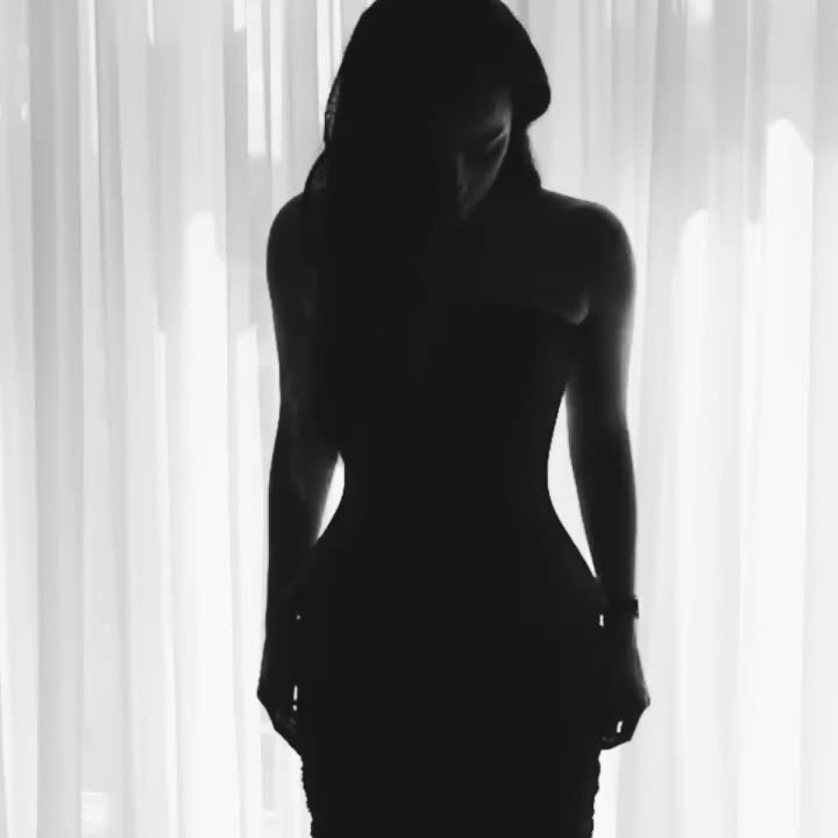 Marisa Abela Stuns In Special Dress Marisa Abela stuns in an exclusive dress, styled by top fashion professionals on IG today.