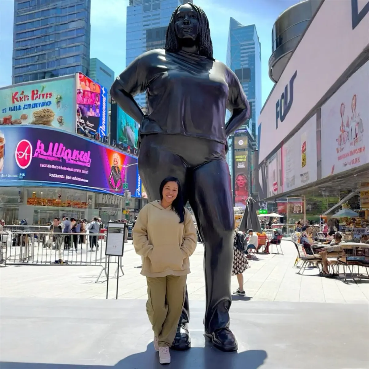 Mashonda Spotlights Thomas J. Price’s Times Square Sculpture R&B star Mashonda marvels at Thomas J. Price’s striking Times Square sculpture and urban impact!