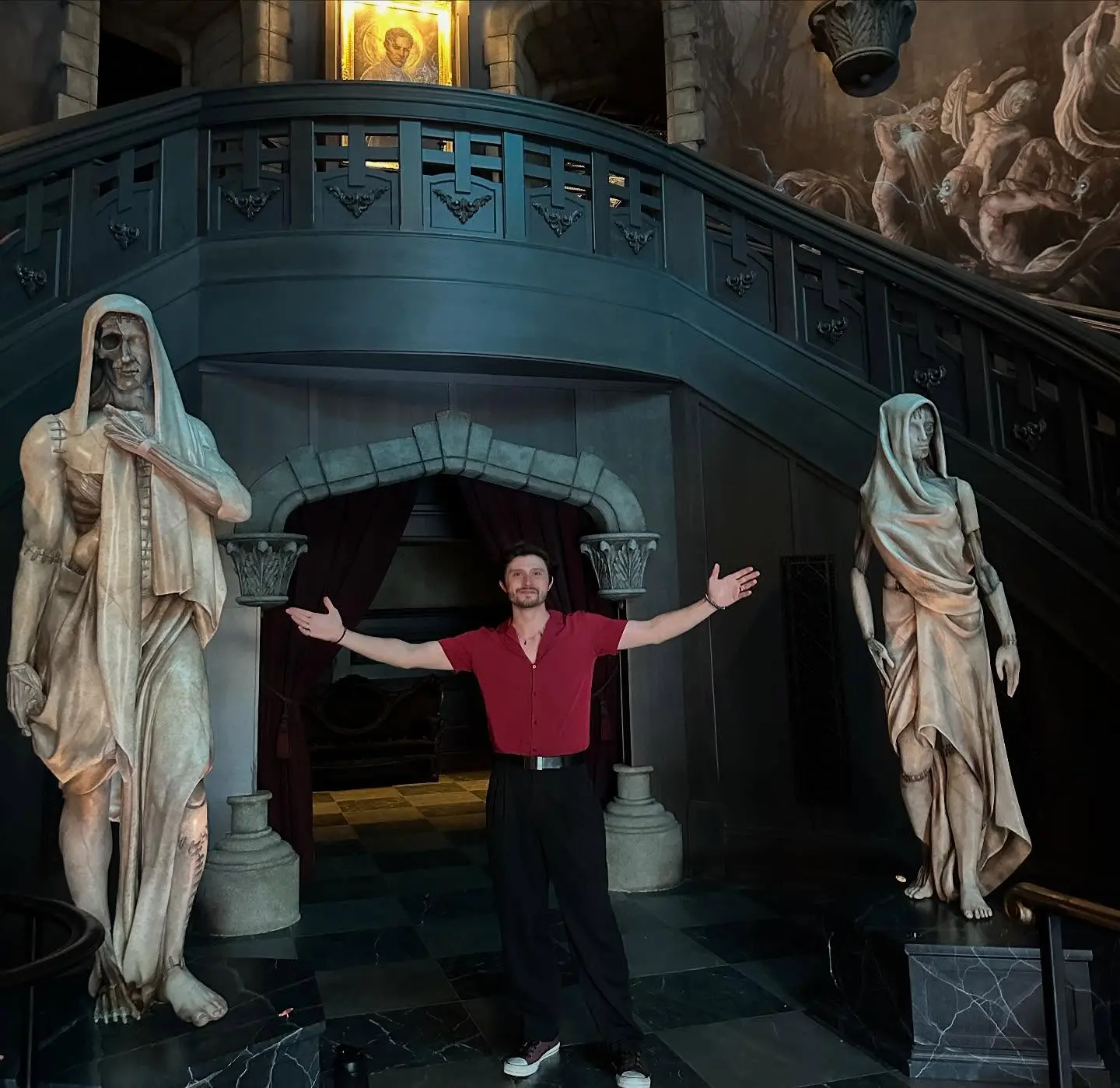 Mateus Ward Debuts as Dracula at Epic Universe Preview