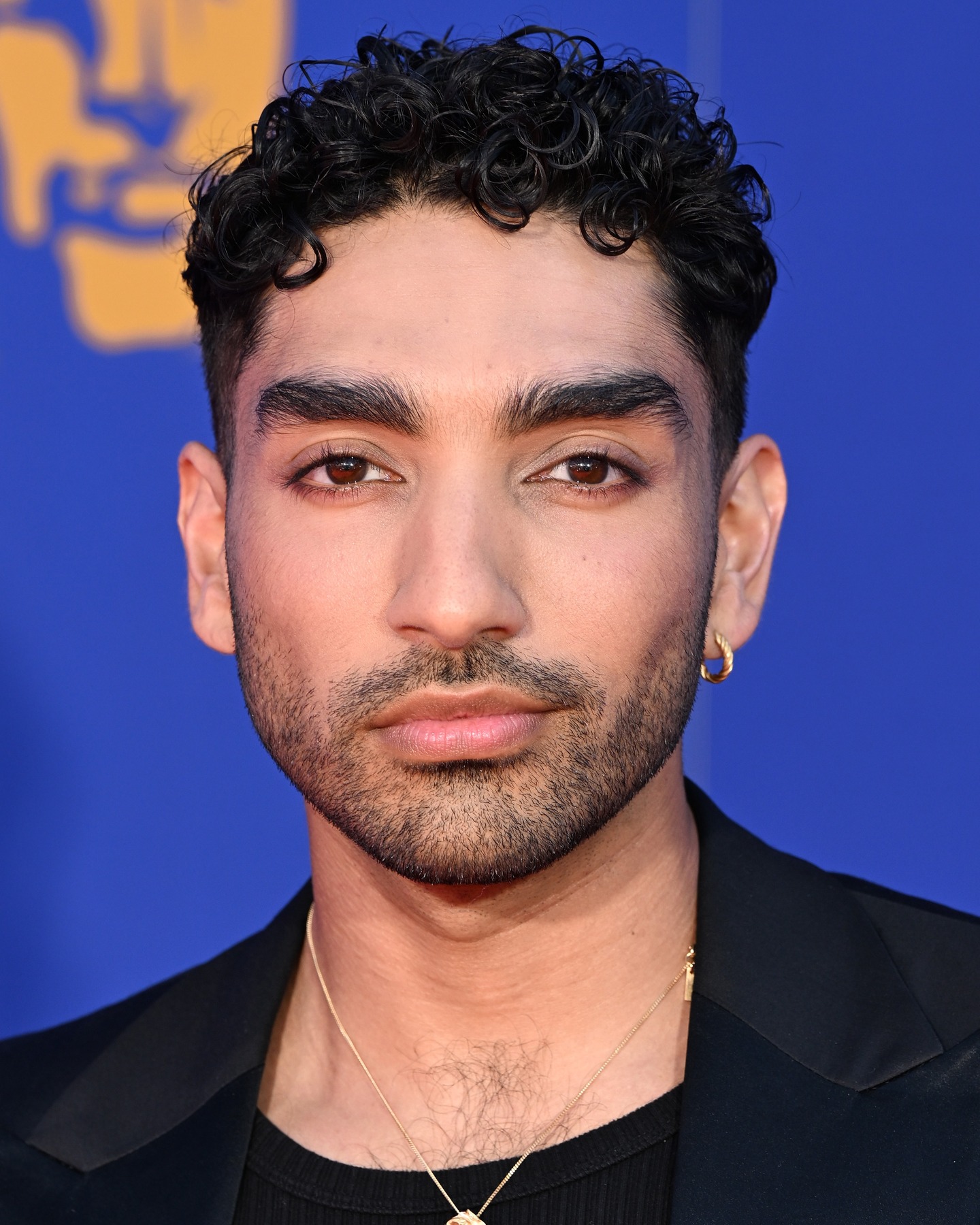 Mawaan Rizwan Honors Mumsy’s Eyebrows With Chic Look Celebrity fashion spotlight as Mawaan Rizwan salutes signature brows with stellar styling!