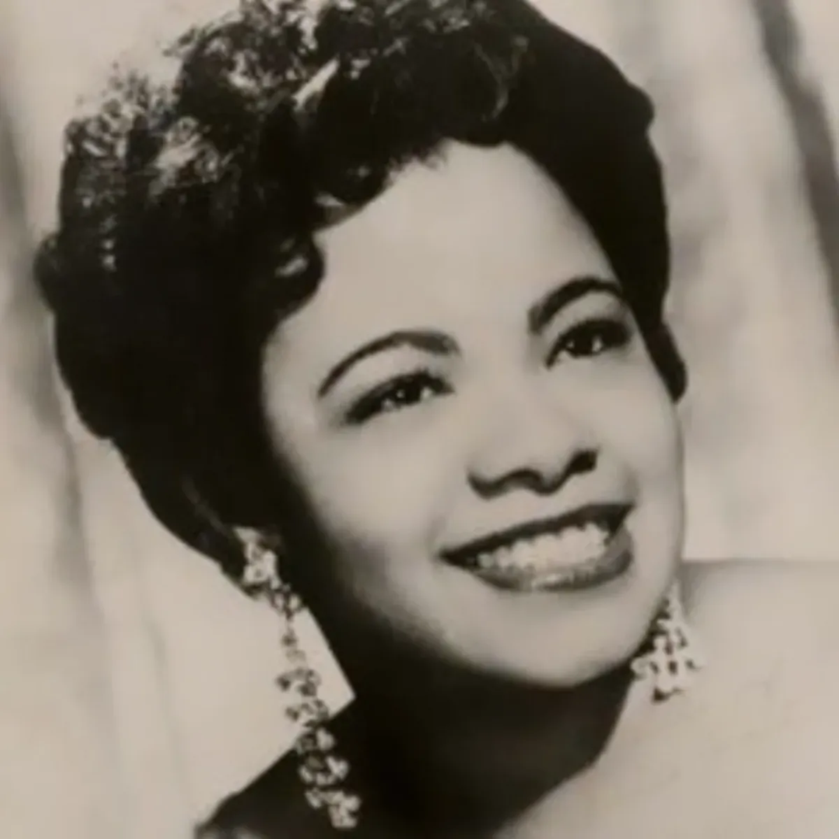 Iconic star pays heartfelt tribute to her late mother, celebrating love and legacy always