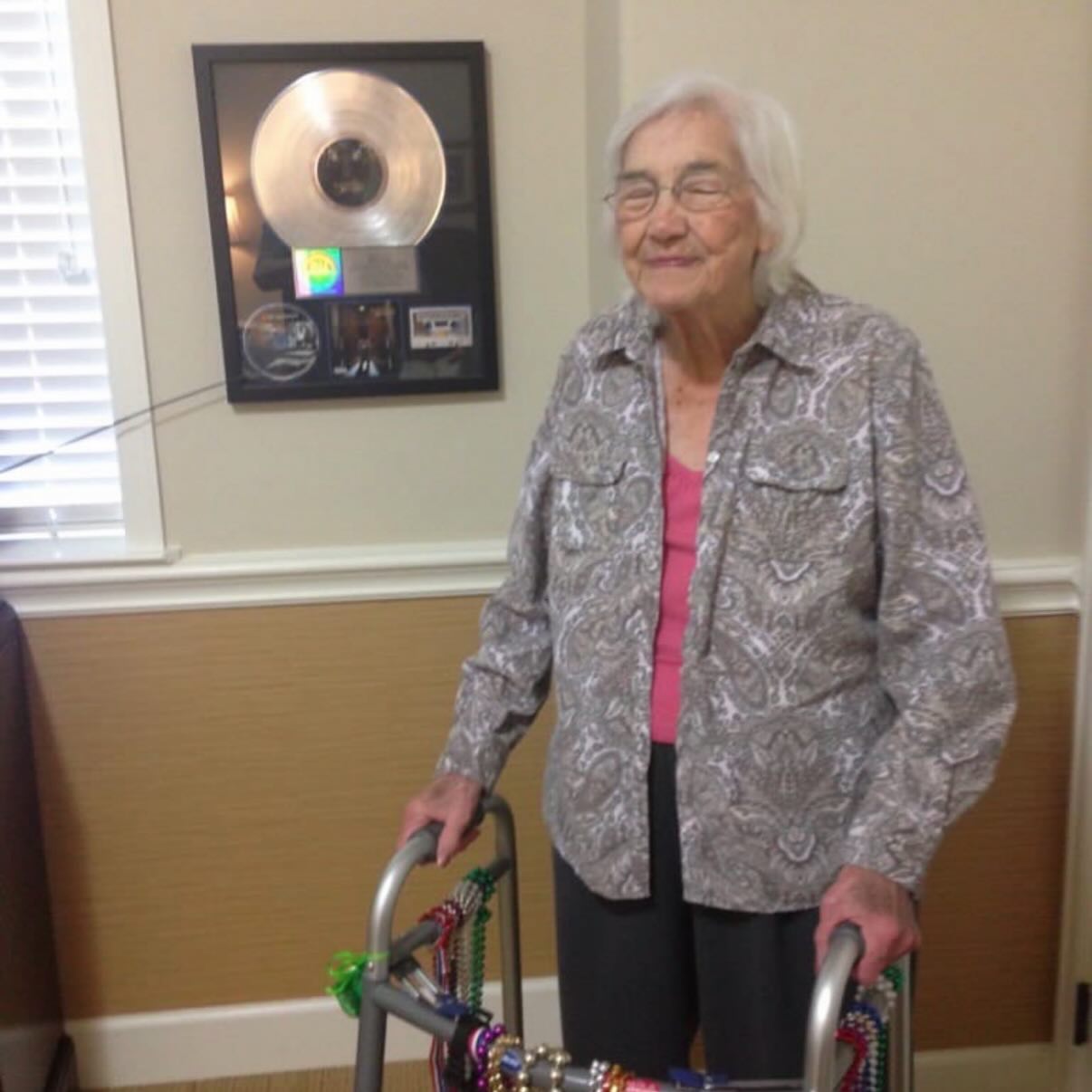 Renowned music producer Mike Dean honors his mother on a special day with genuine warmth!!