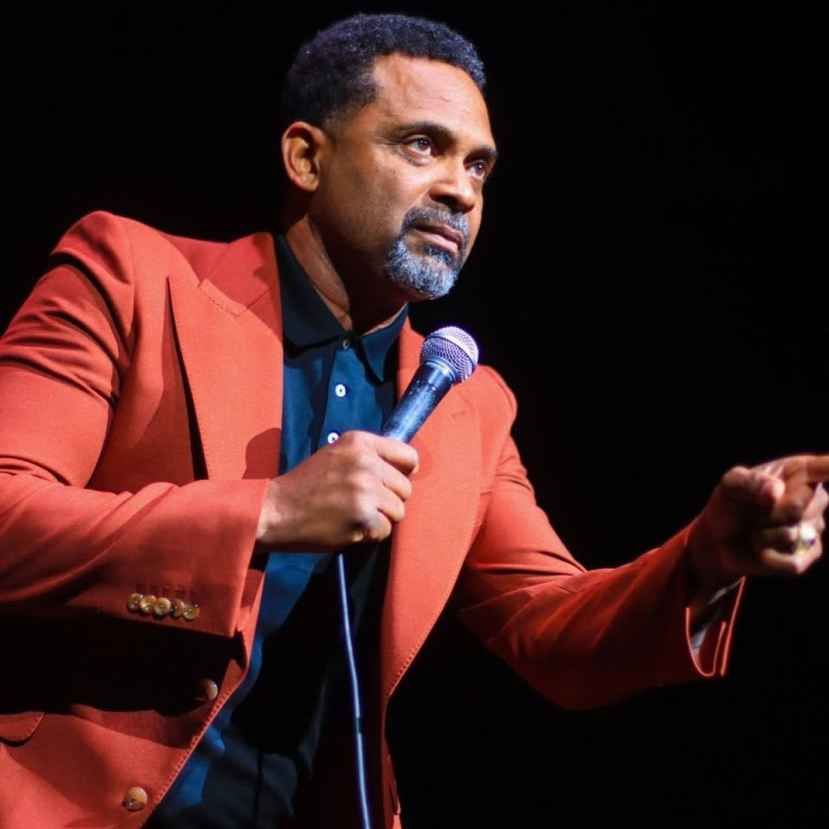 Veteran comedian shows a unique style flair, as his eye-catching suit sparks fashion buzz!