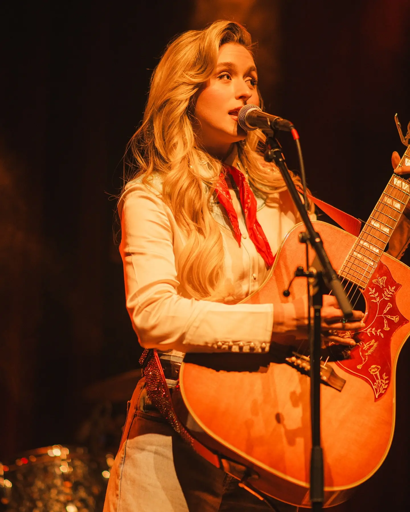 Mitchell Ferguson Rocks Dallas With Bold Performance Electric evening in Dallas as the singer chugged beer and belted a raw, rowdy tune – epic!