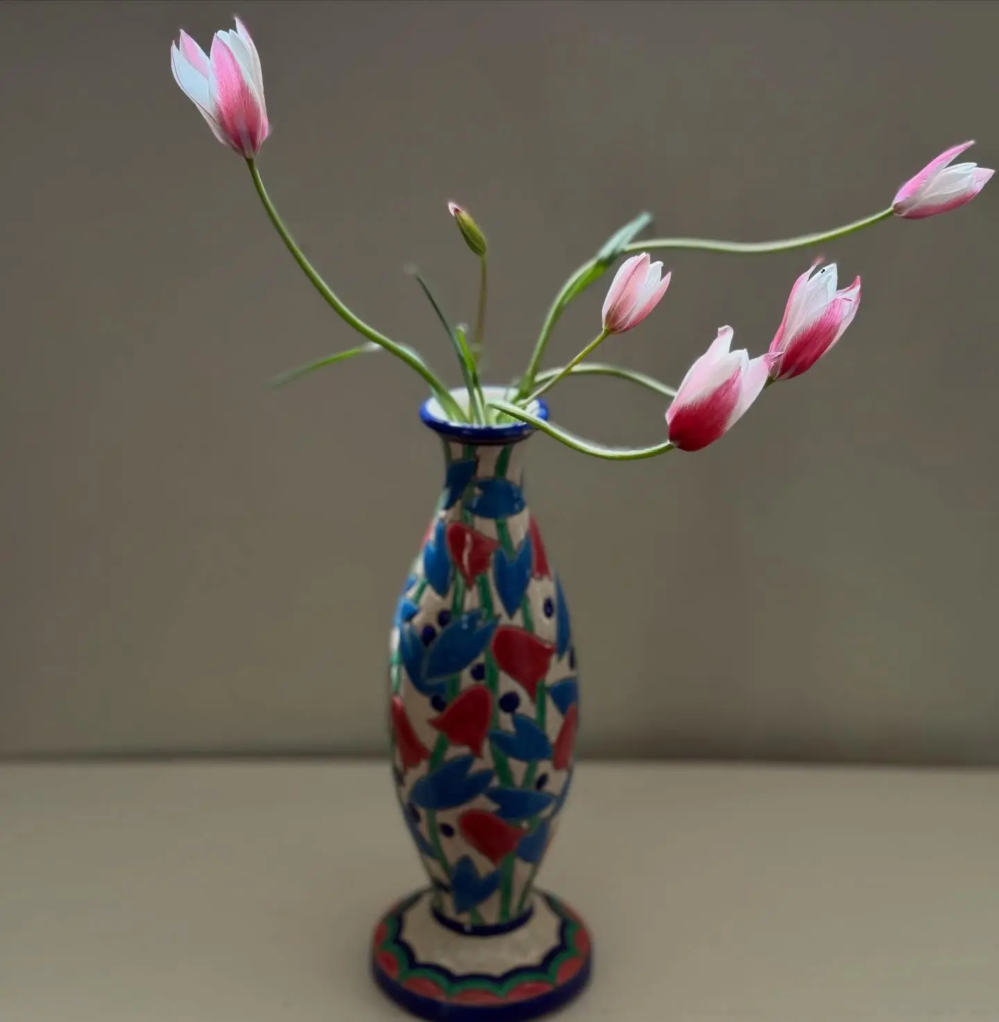 Molly Ringwald Celebrates Spring With Garden Tulips Molly Ringwald unveils her vibrant garden haven, marking a fresh burst of spring energy.!!