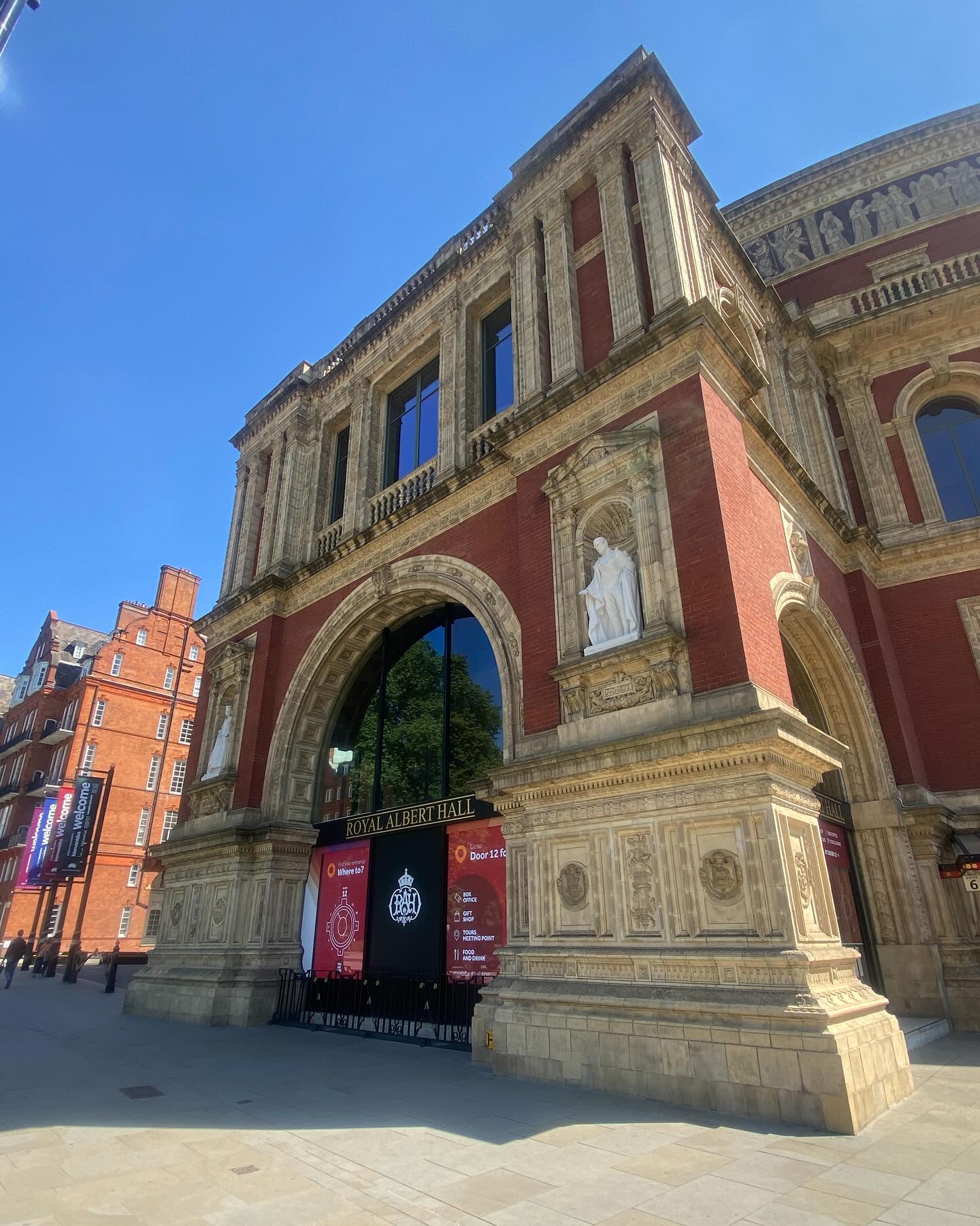 Molly Tuttle Dazzles At Royal Albert Hall