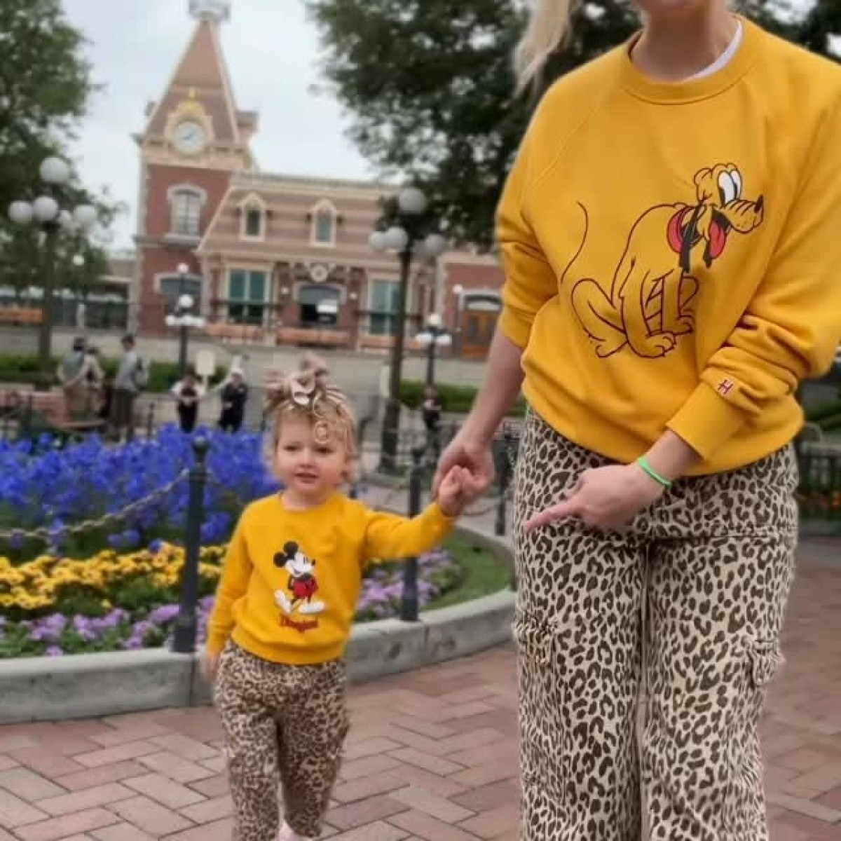 Morning Waltz at Disney: Alessandra Torresani’s Family Moment Torresani charms fans on Main Street with her baby in pure chic Disney matching outfits!!!