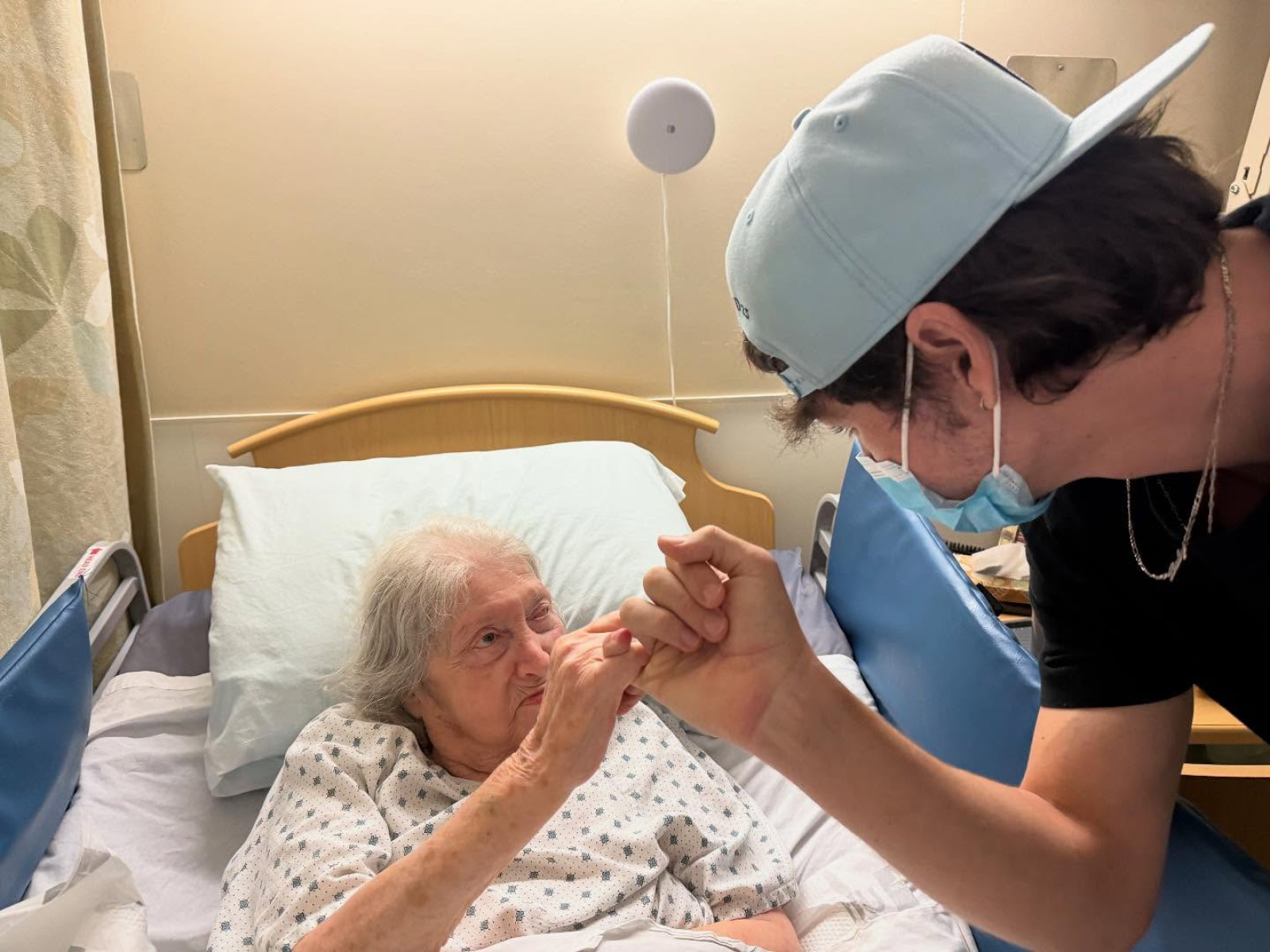 Will Peltz shares a warm morning moment with Auntie Gladys, sparking show-worthy charm on!