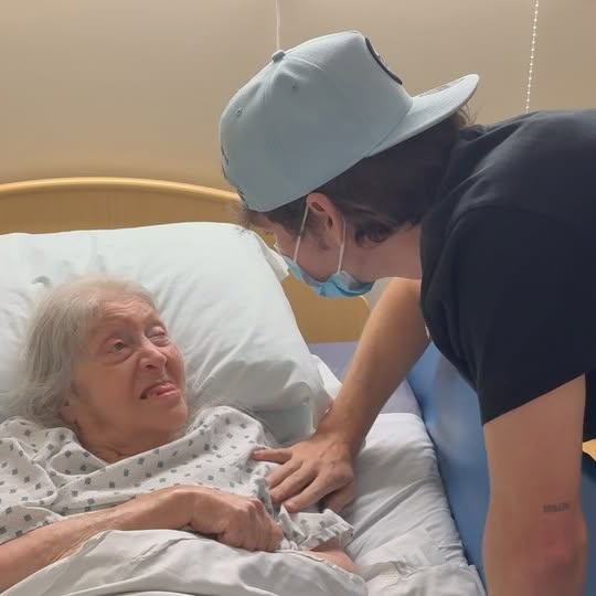 Mornings With Auntie Gladys: Celebrity Family Warmth Revealed