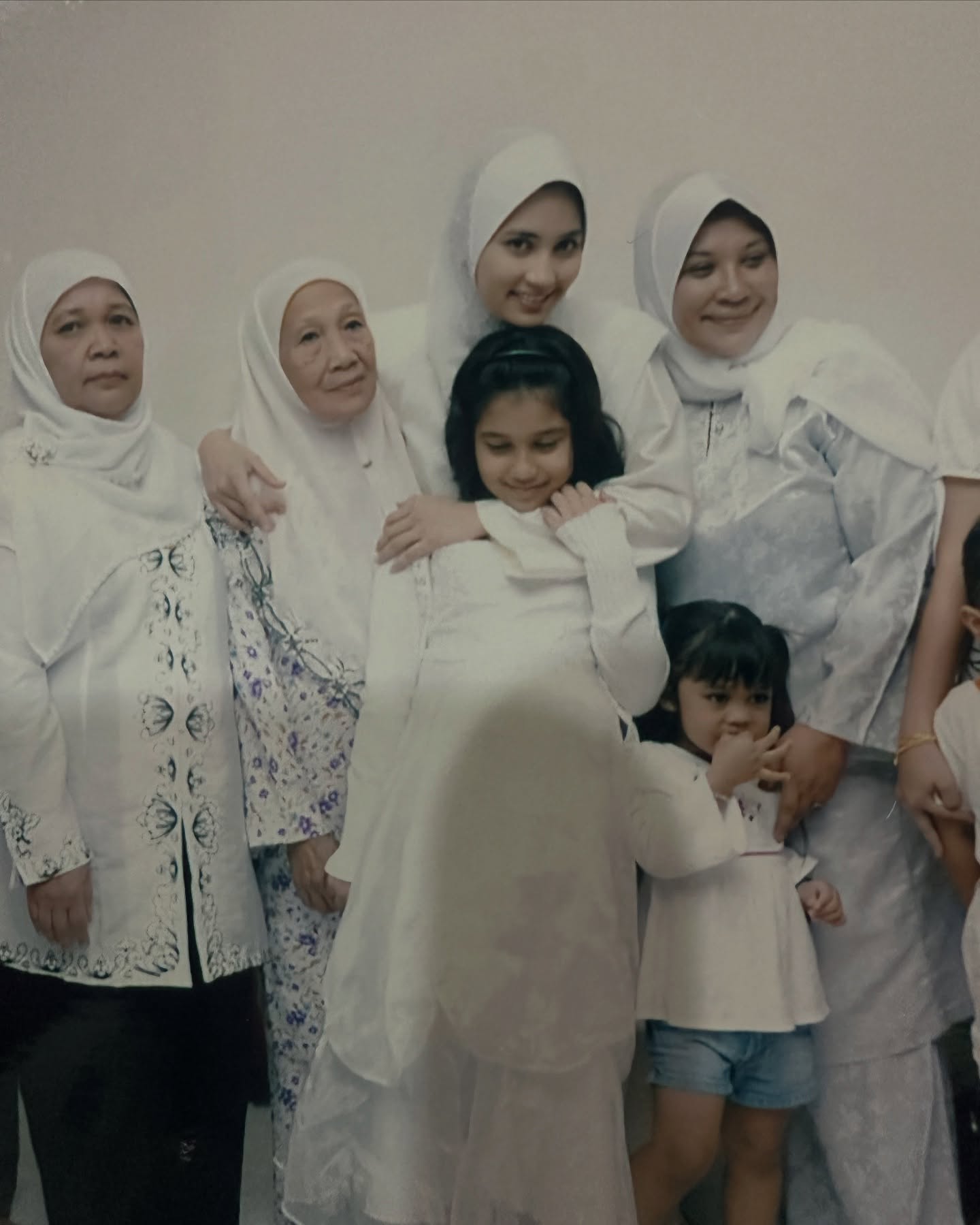 Mother’s Tribute: Fasha Sandha Honors Her Beloved Mama