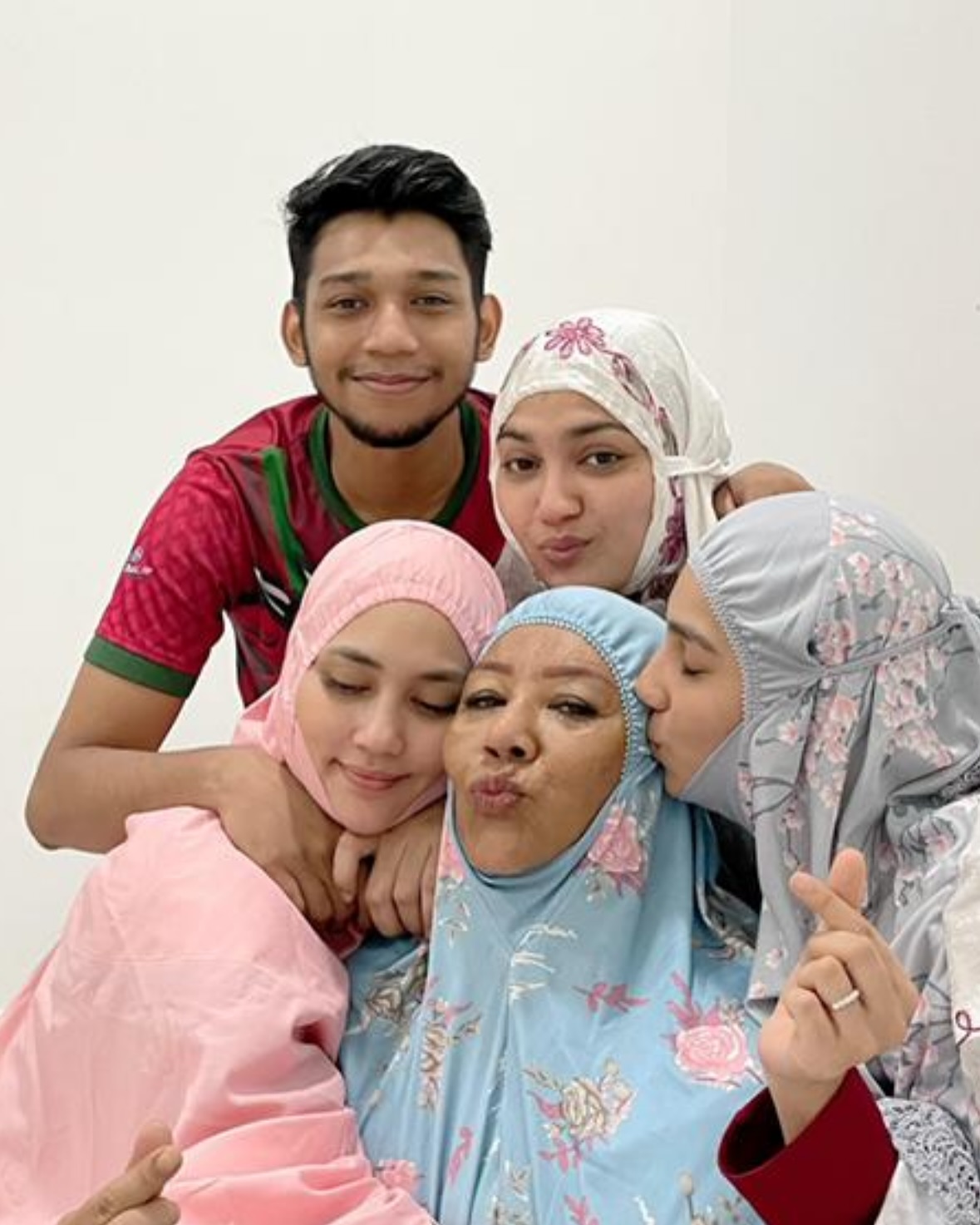 Mother’s Tribute: Fasha Sandha Honors Her Beloved Mama