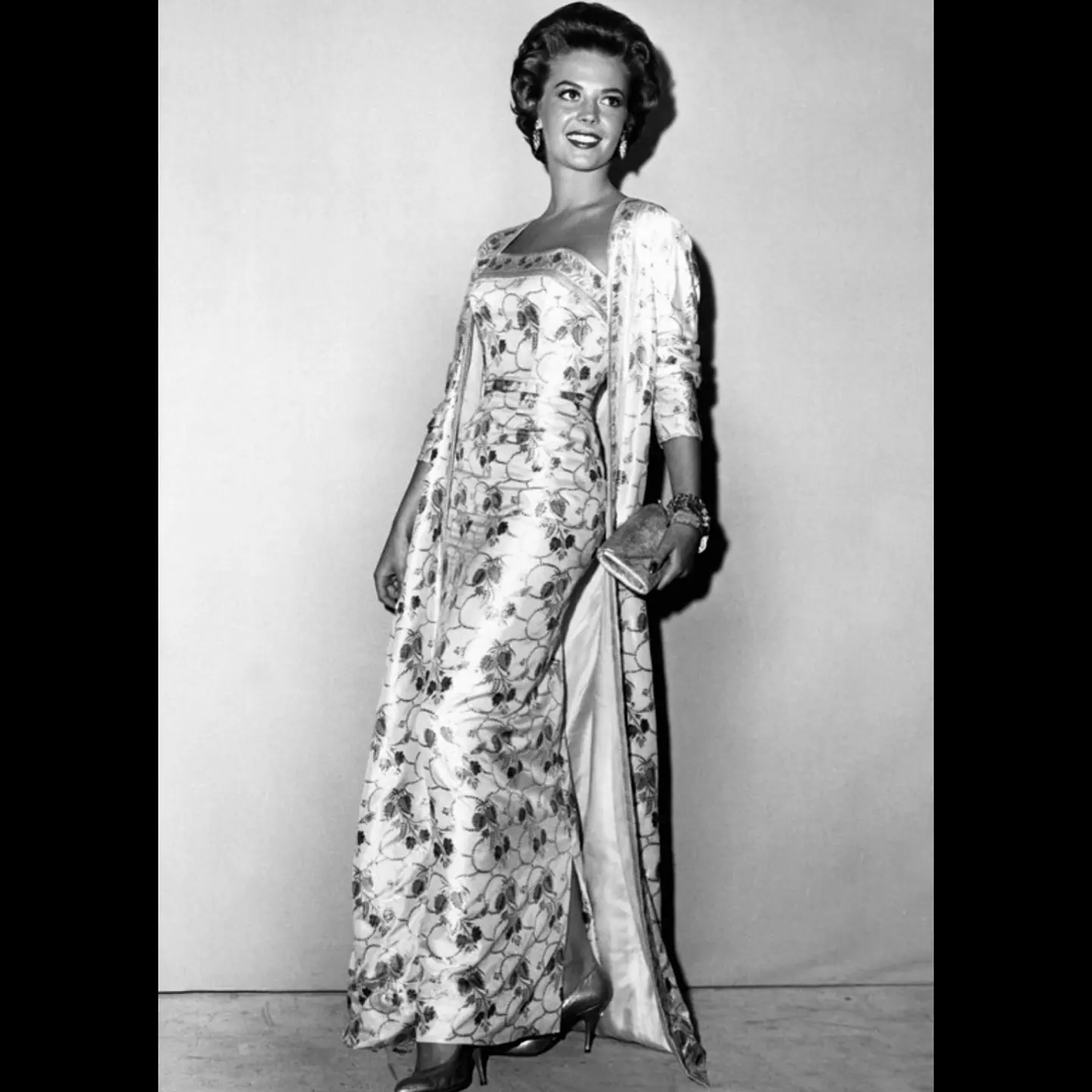 Natalie Wood Dazzles at 1959 Oscars Red Carpet Golden-age glamour: a famed duo handed documentary awards amid vintage Hollywood elegance.