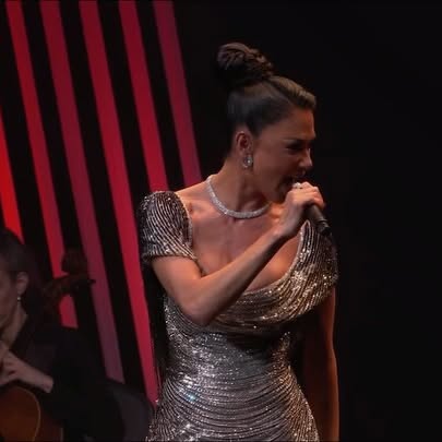 Nicole Scherzinger Sings “I Am What I Am” Live