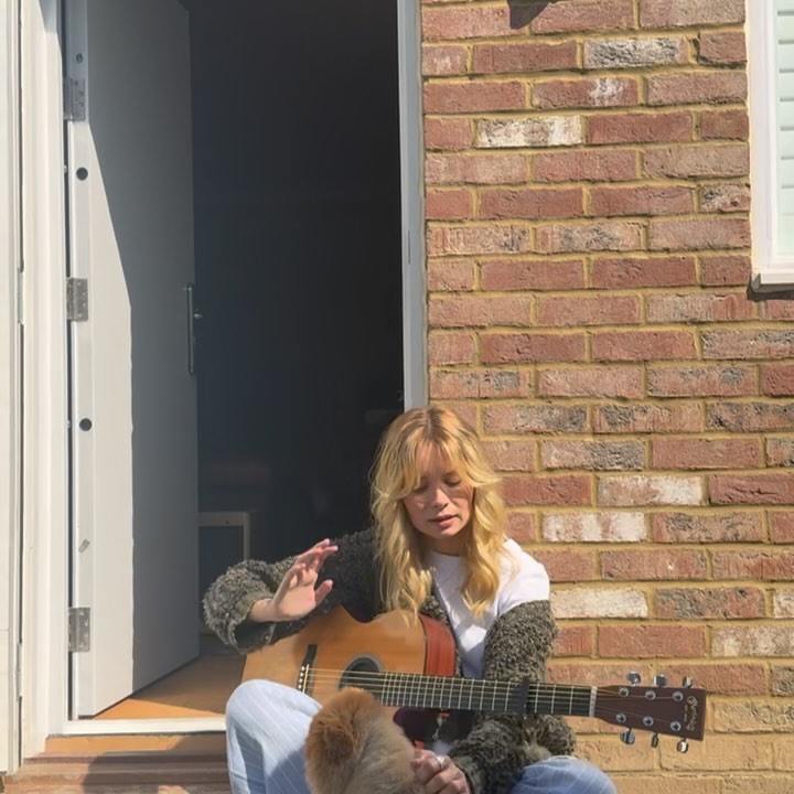 Nina Nesbitt Unveils Acoustic Version Of Mountain Music