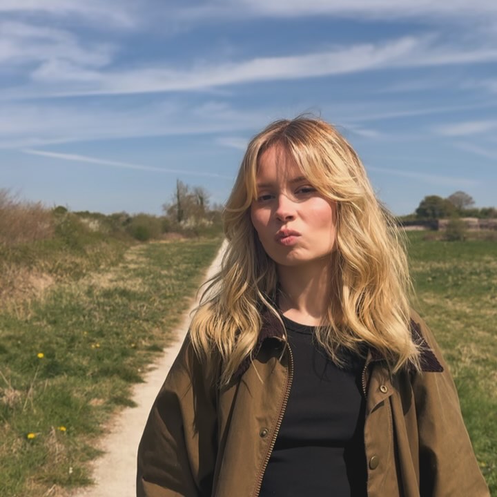Nina Nesbitt Unveils Acoustic Version Of Mountain Music