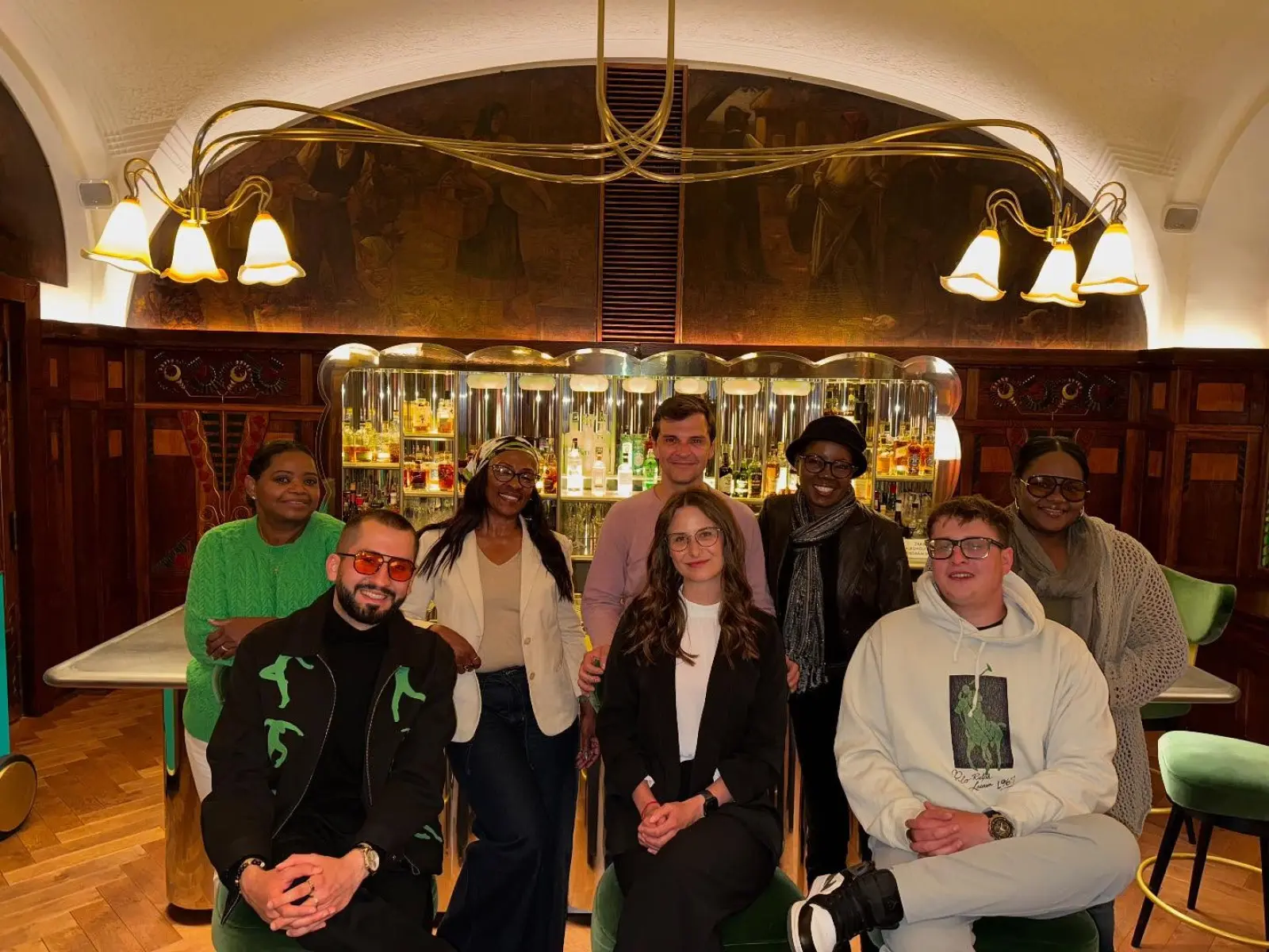 Octavia Spencer Honors On-Set Assistants Over Dinner Her PAs Veronika, Niko and Ondrej dined out, earning praise from the Oscar-winning star!!