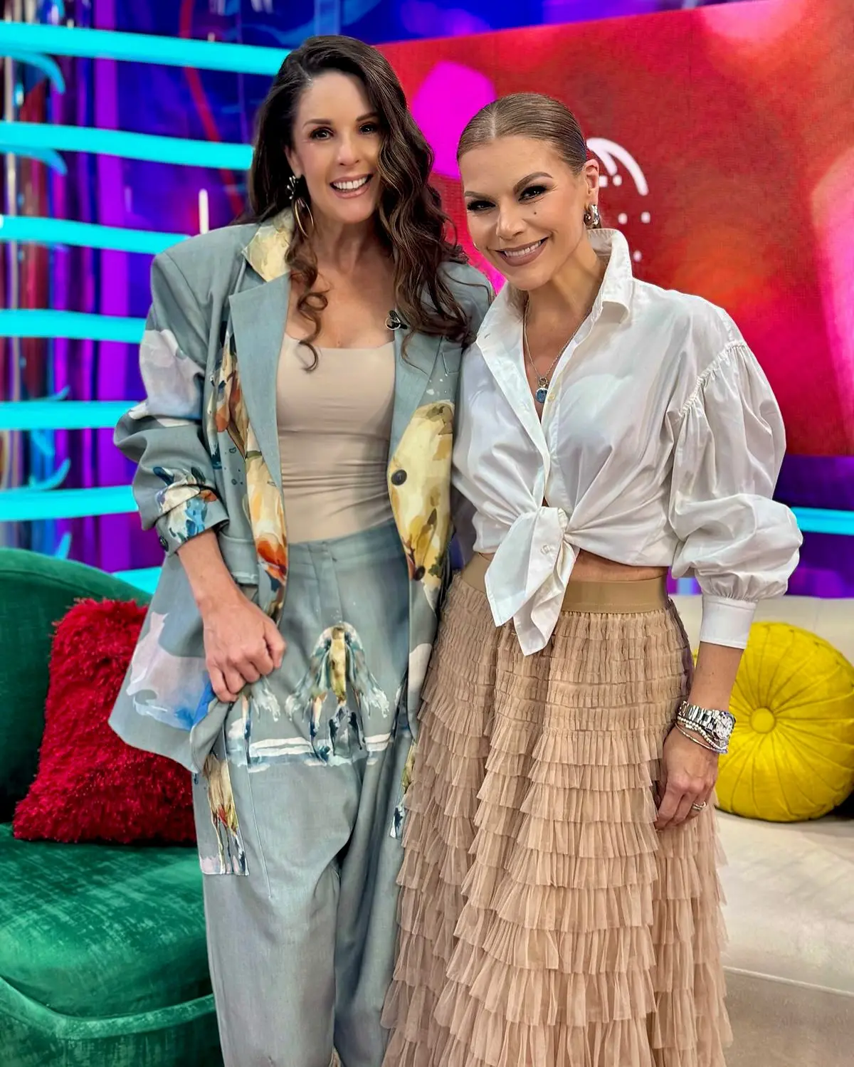 Olga Tañón Shines at 32-Year Celebration Olga Tañón ignites the stage at América Espectáculos during a vibrant 32-year bash tonight.